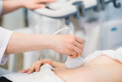 Ultraschalluntersuchung ist die häufigste Selbstzahlerleistung, die Patienten angeboten bekommen. Das Bild zeicgt eine Ultraschalluntersuchung. Sie ist die häufigste Selbstzahlerleistung, die Patienten angeboten bekommen.